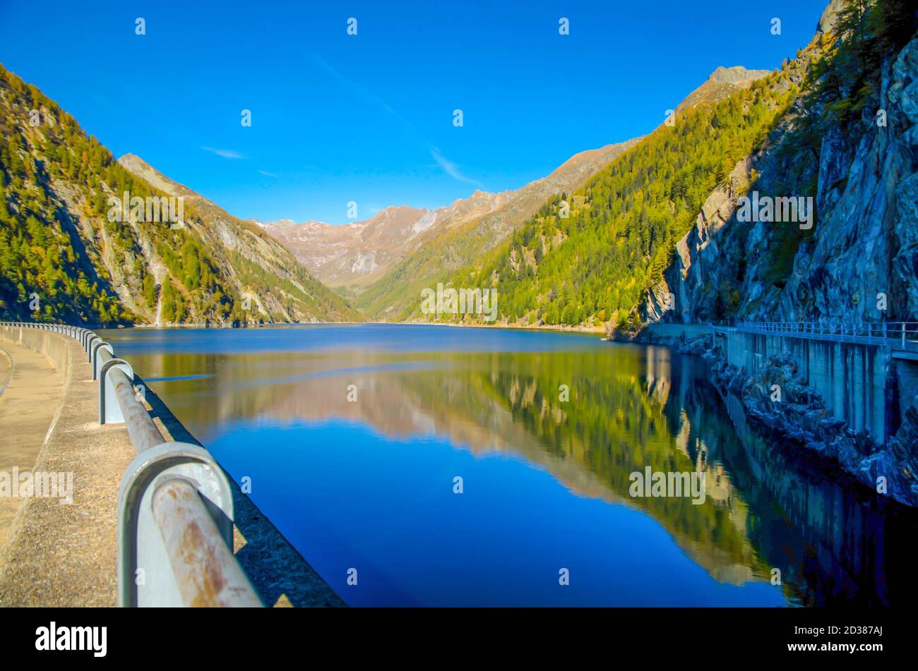 Barrage d'eau Sambuco avec réflexion et montagne avec ciel bleu au Tessin, Suisse. Banque D'Images