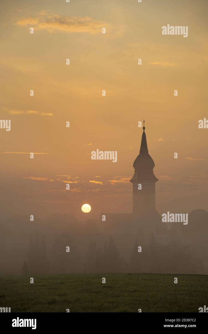 Lever du soleil à Rottenbuch derrière l'église de la naissance de Marie, quartier Weilheim-Schongau, Bavière, Allemagne, Europe Banque D'Images