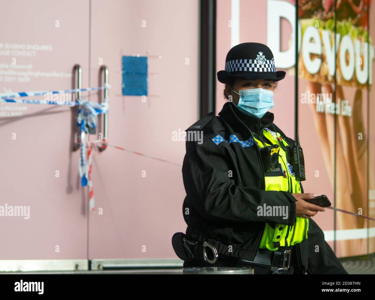 Une jeune femme police West Midlands portant un masque protège une scène de crime à Birmingham, au Royaume-Uni. Banque D'Images