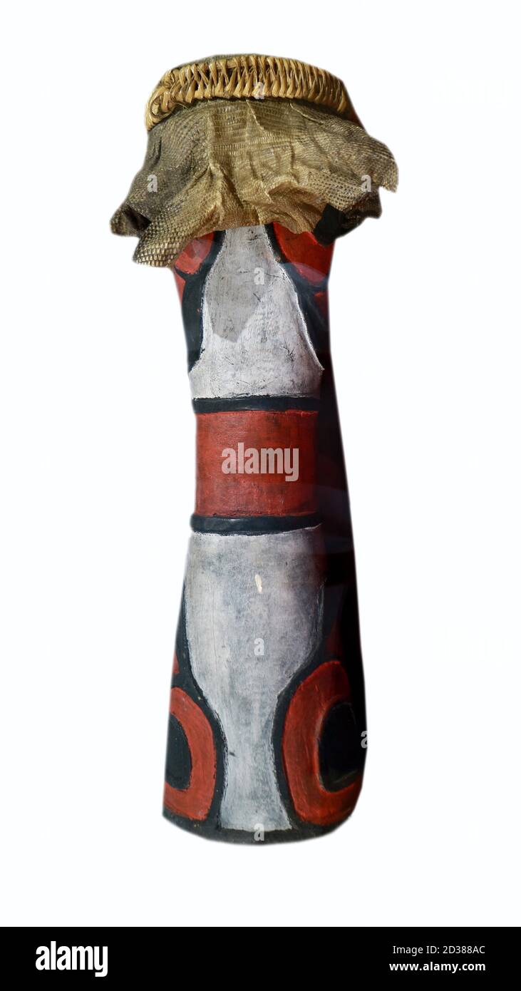 Tifa sur fond blanc. Tifa est un instrument de musique originaire de Maluku et de Papouasie, Tifa comme la façon dont les tambours sont joués avec un coup. Banque D'Images