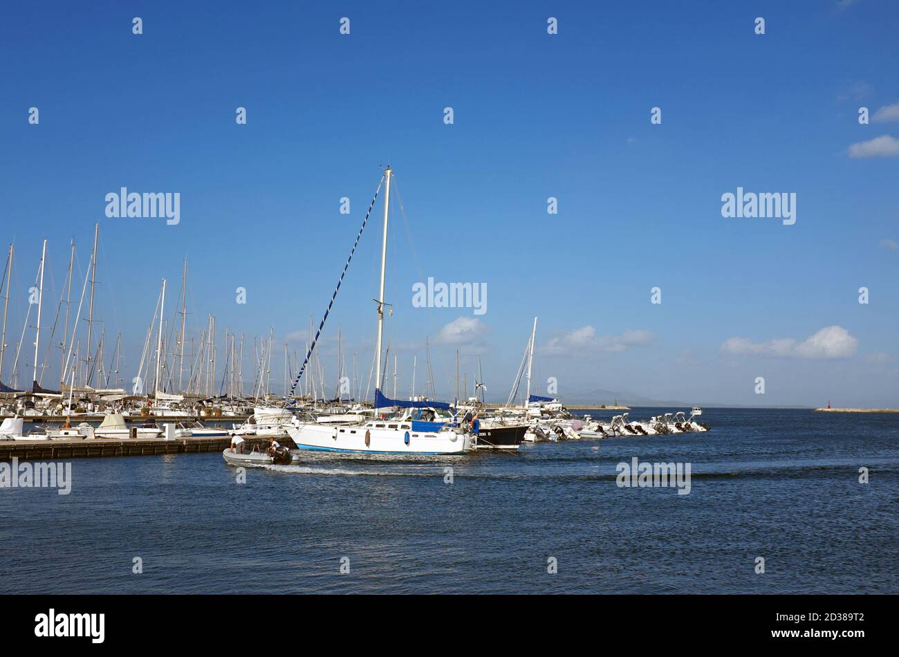 CARLOFORTE, ITALIE - 26 juillet 2017: Une marina méditerranéenne à Carloforte, Sardaigne, Ital, montrant des yachts et un bateau gonflable rigide (RIB) avec deux équipages Banque D'Images