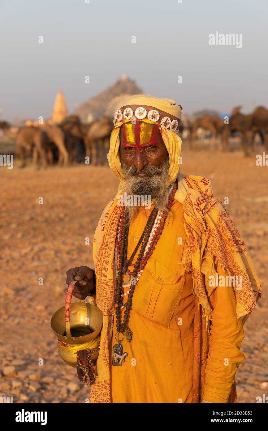 Portrait d'une personne sainte avec une couleur sur sa tête et une barbe portant des vêtements de couleur safran à Pushkar, Rajasthan, Inde, le 19 novembre 2018 Banque D'Images