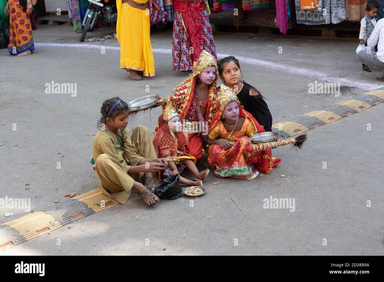 Un groupe de petites filles vêtues de déesse hindoue dans les rues de Pushkar, en Inde, le 28 octobre 2017 Banque D'Images