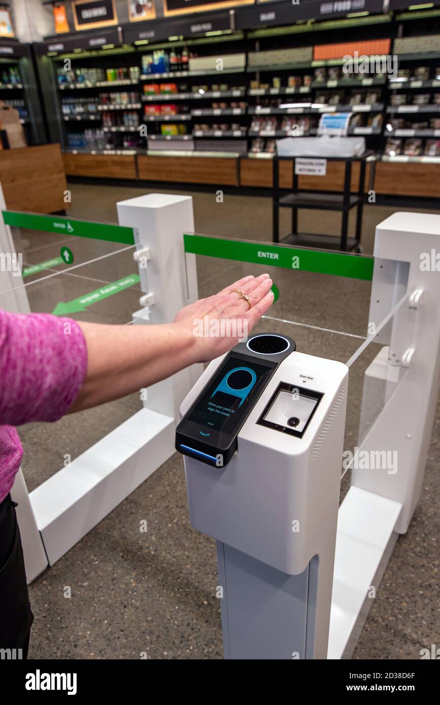 Seattle, Washington, États-Unis – 7 octobre 2020 Amazon Go présente des scanners Palm pour accéder à des articles et les acheter sans passer par la caisse Banque D'Images