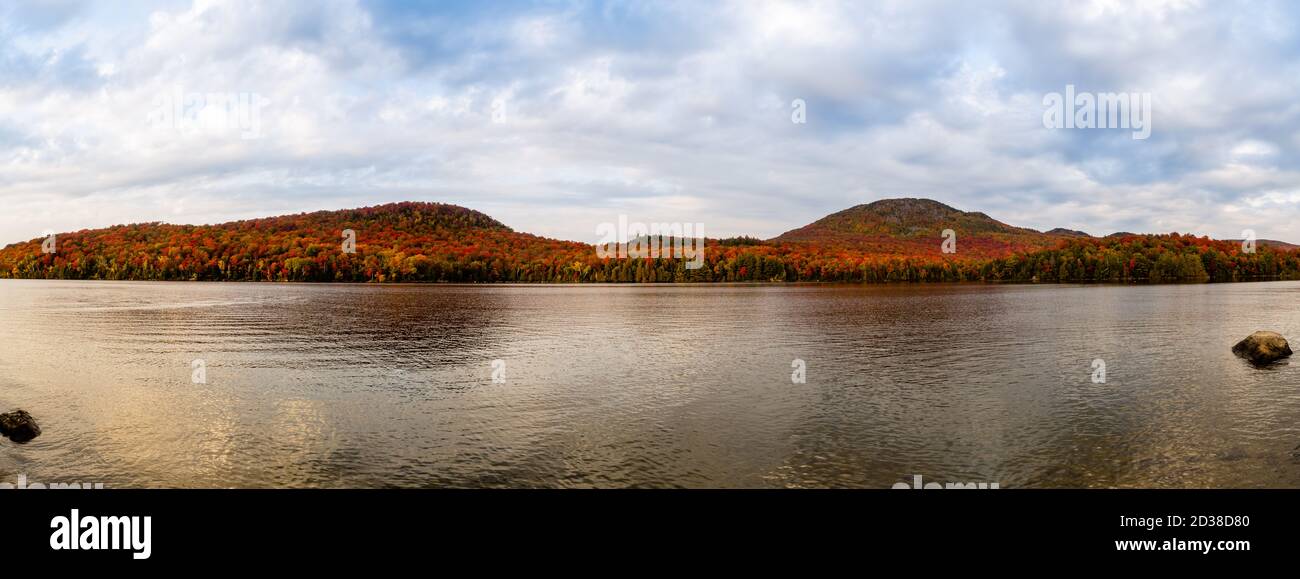 Vue automnale du lac Stukely dans le parc national du Mont-Orford, Canada Banque D'Images