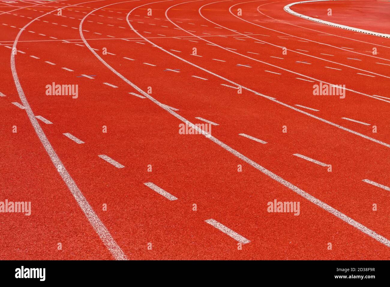trait blanc sur la piste de course rouge Banque D'Images