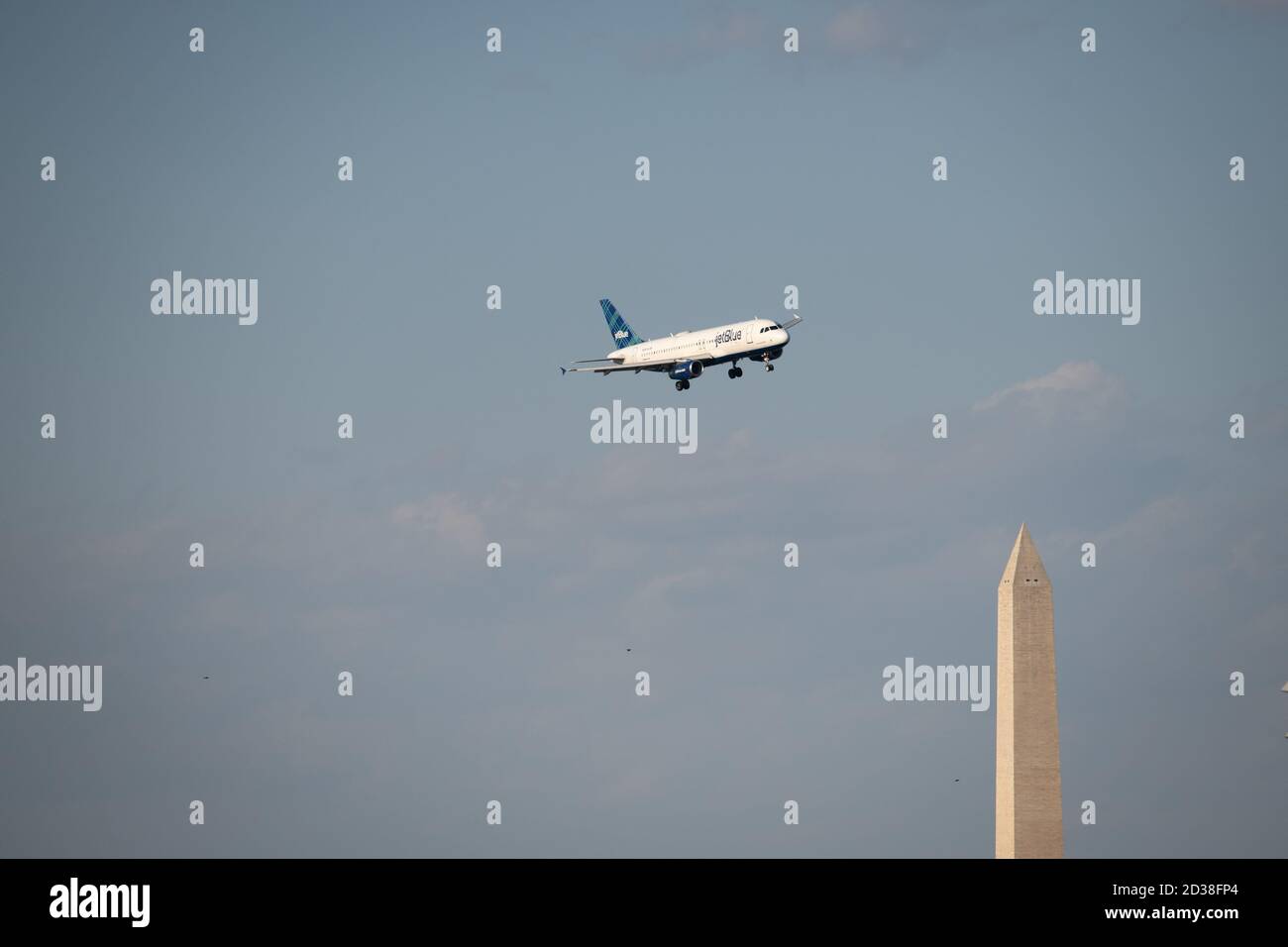 Vue générale d'un avion Jet Blue approchant de l'aéroport national Ronald Reagan pour atterrir avec le Washington Monument en arrière-plan, à Arlington, Virginie, États-Unis, le 7 octobre 2020, dans le contexte de la pandémie du coronavirus. Mardi, quelques heures après que le président américain Donald Trump ait brusquement rompu les négociations de relance de la COVID-19 avec les dirigeants du Congrès, provoquant une forte baisse du marché boursier, il a appelé à l'adoption d'une loi indépendante sur l'aide aux compagnies aériennes, même si les républicains du Congrès avaient récemment bloqué un effort similaire. (Graeme Sloan/Sipa USA) Banque D'Images