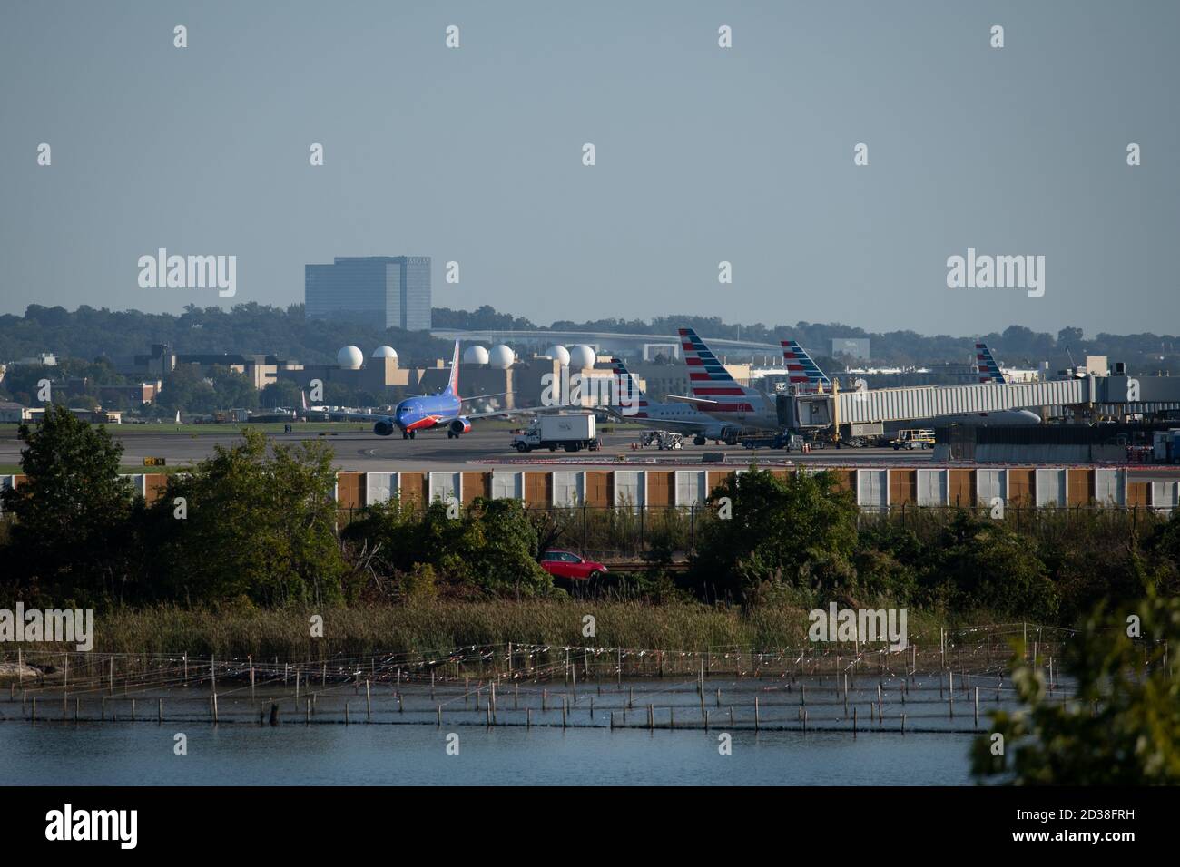 Washington, États-Unis. 07e octobre 2020. Une vue générale d'un avion de Southwest Airlines qui taxe à l'aéroport national Ronald Reagan à Arlington, en Virginie, aux États-Unis, le 7 octobre 2020 dans le contexte de la pandémie du coronavirus. Mardi, quelques heures après que le président américain Donald Trump ait brusquement rompu les négociations de relance de la COVID-19 avec les dirigeants du Congrès, provoquant une forte baisse du marché boursier, il a appelé à l'adoption d'une loi indépendante sur l'aide aux compagnies aériennes, même si les républicains du Congrès avaient récemment bloqué un effort similaire. (Graeme Sloan/Sipa USA) Credit: SIPA USA/Alay Live News Banque D'Images