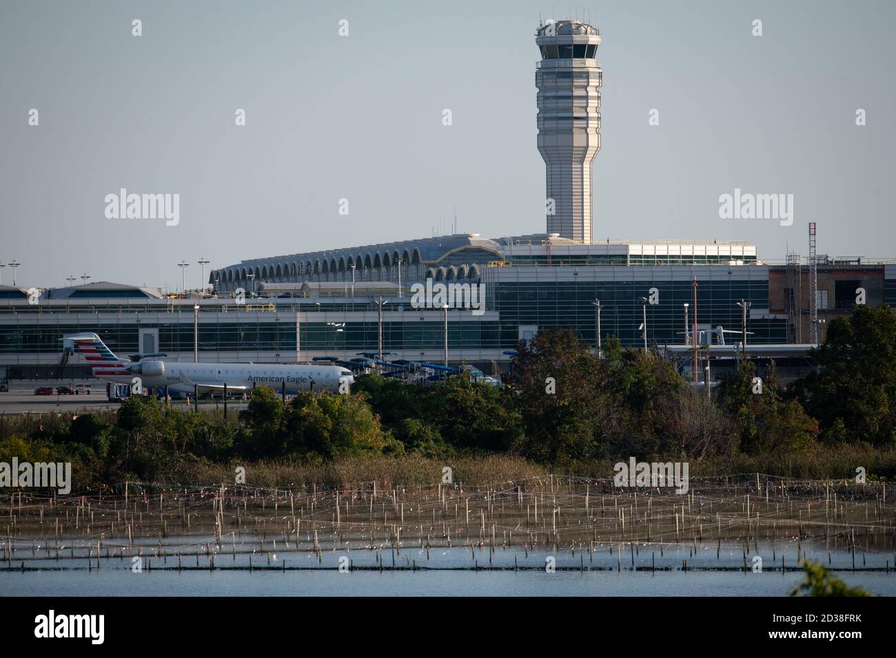 Washington, États-Unis. 07e octobre 2020. Vue d'ensemble de l'aéroport national Ronald Reagan à Arlington, Virginie, États-Unis, le 7 octobre 2020, dans le contexte de la pandémie du coronavirus. Mardi, quelques heures après que le président américain Donald Trump ait brusquement rompu les négociations de relance de la COVID-19 avec les dirigeants du Congrès, provoquant une forte baisse du marché boursier, il a appelé à l'adoption d'une loi indépendante sur l'aide aux compagnies aériennes, même si les républicains du Congrès avaient récemment bloqué un effort similaire. (Graeme Sloan/Sipa USA) Credit: SIPA USA/Alay Live News Banque D'Images