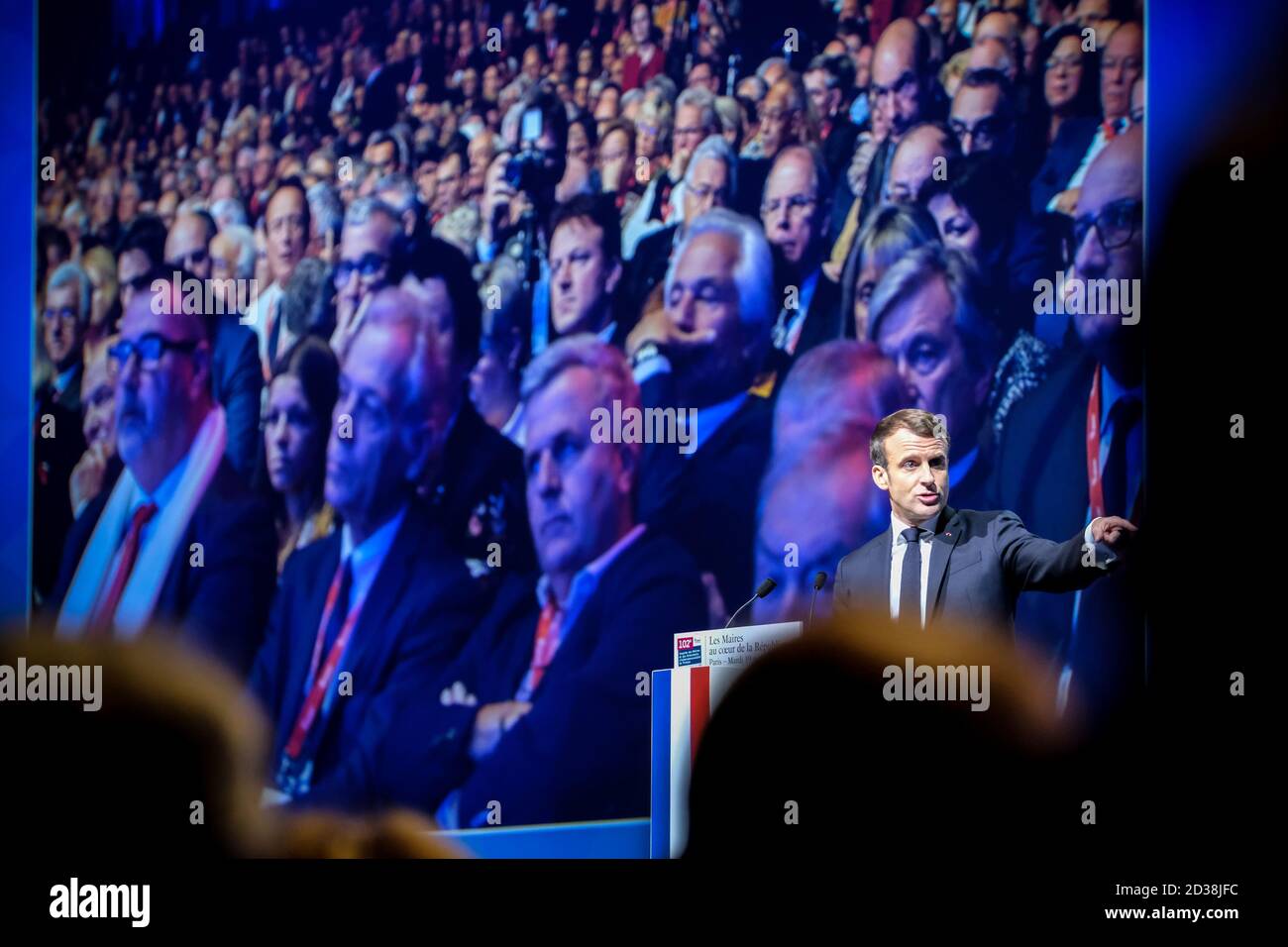 Emmanuel Macron, président français, prononce un discours lors du 102e Congrès de l'AMF, l'association des maires français (Association des Maires de France). Banque D'Images