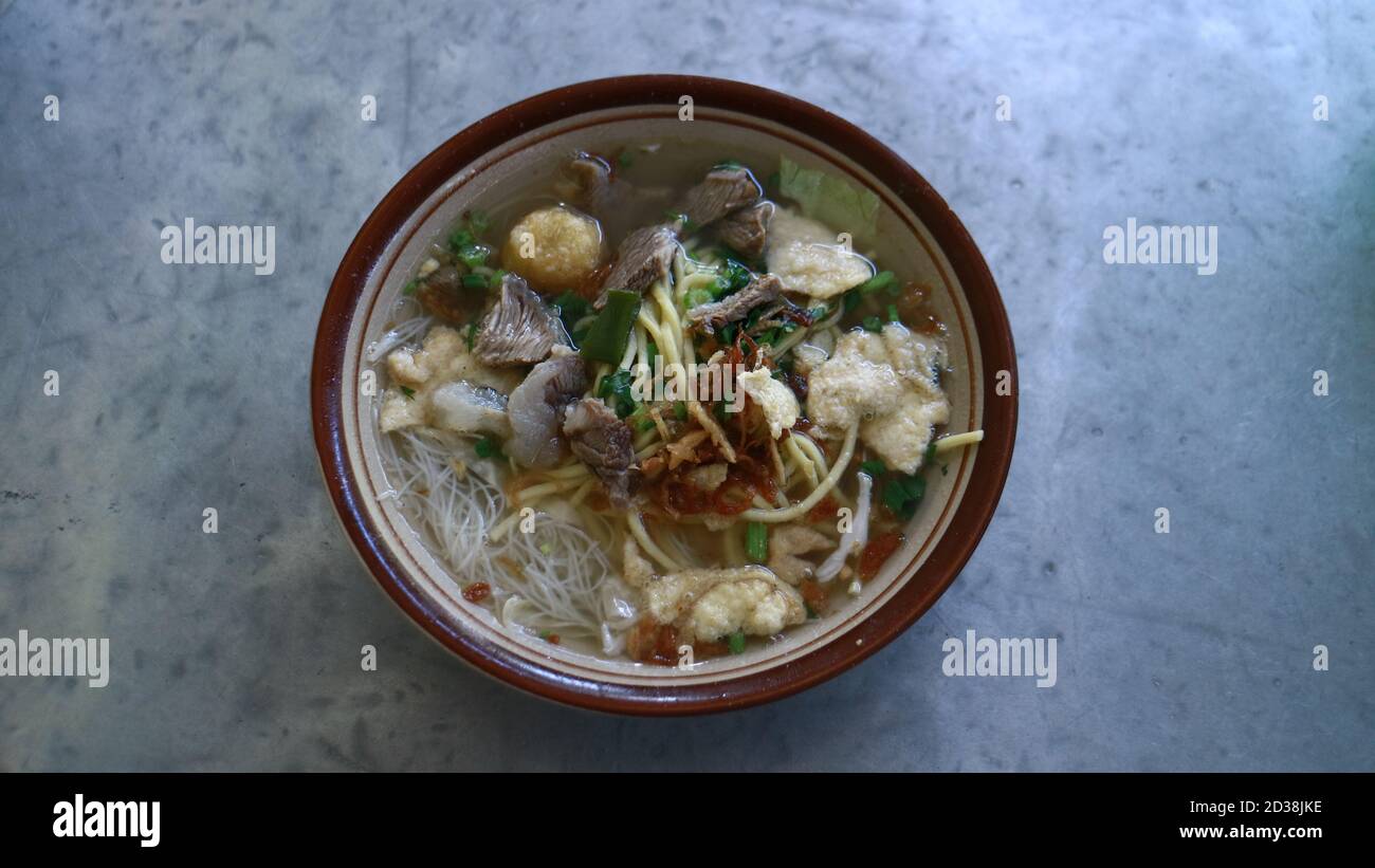 Soupe de nouilles Soto Mie Bogor ou Bogor. Cuisine populaire de rue à Jakarta et à Java Ouest. Banque D'Images