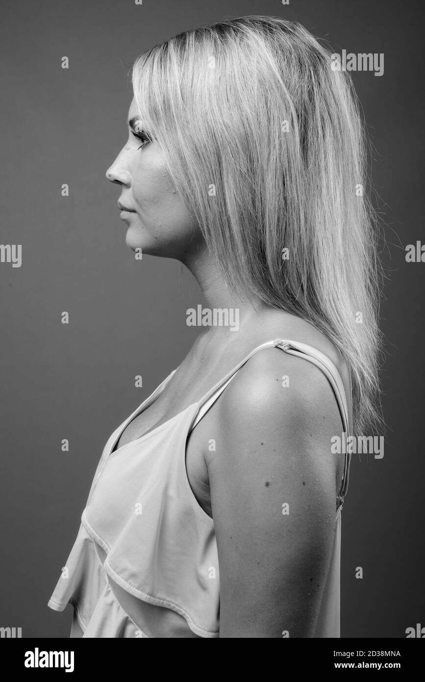 Portrait de jeune belle femme aux cheveux blonds Banque D'Images