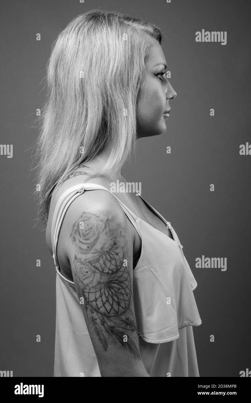 Portrait de jeune belle femme aux cheveux blonds Banque D'Images