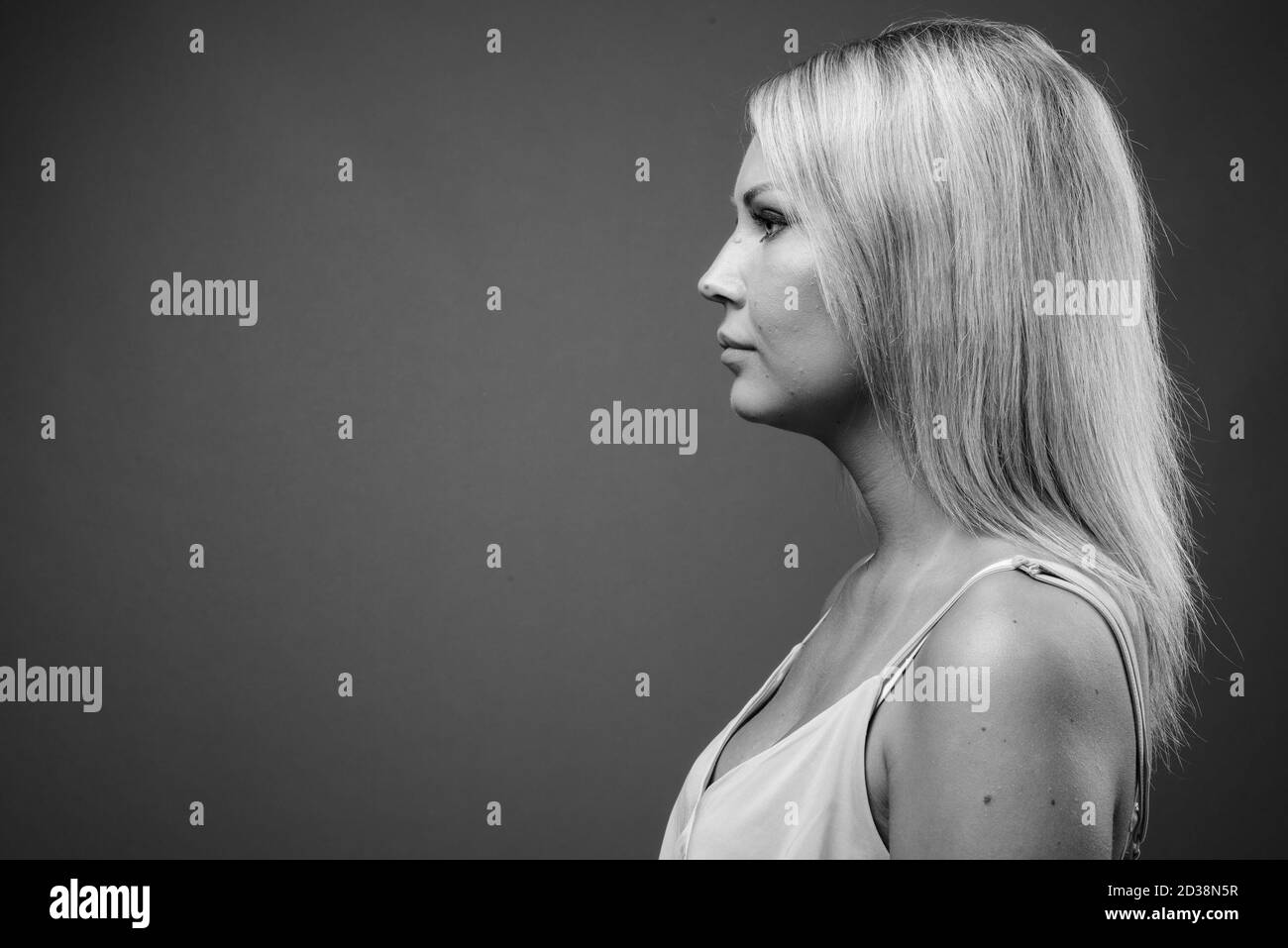 Portrait de jeune belle femme aux cheveux blonds Banque D'Images