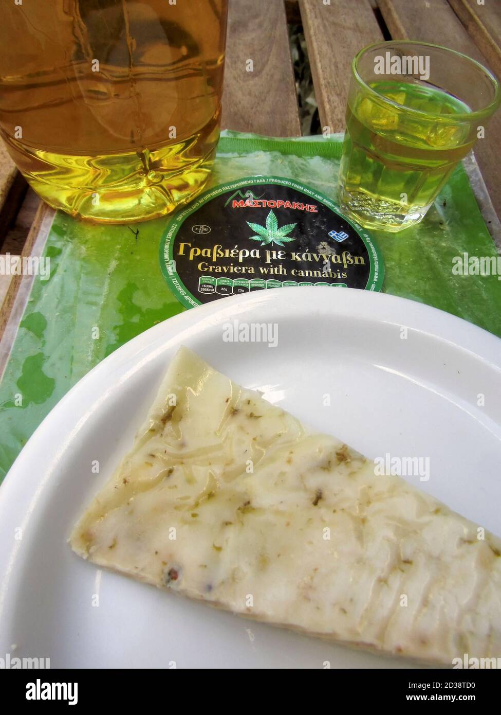 En-cas de Rakomelo grec traditionnel (Raki au miel) Avec du fromage Graviera Cannabis Banque D'Images