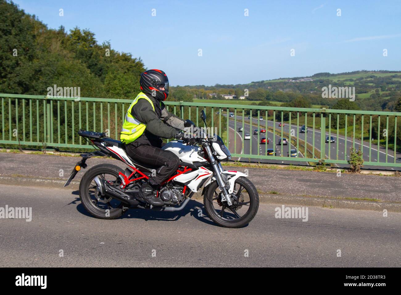 2019 blanc Benelli BN 125 moto rider; deux roues de transport, motos,  véhicule, routes, motos, motocycles motards moto à Chorley, Royaume-Uni  Photo Stock - Alamy