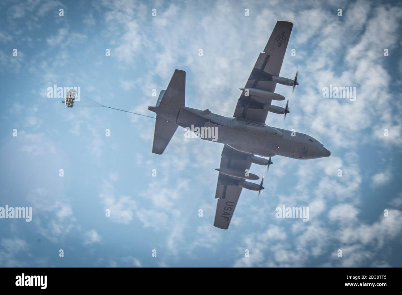 Un Hercules C-130H affecté à la 103e Escadre de transport aérien dépose une palette de fret lourd au cours d'un vol de formation de cinq navires dans la zone de dépôt de la base de la réserve aérienne de Westover à Chicopee (Massachusetts), le 4 octobre 2020. La mission, connue sous le nom de « Max Fly », défie l’unité de voler la quantité maximale d’avions dans sa flotte en une seule mission, et constitue une démonstration complète de la préparation de l’unité et de ses capacités de transport aérien tactique. (É.-U. Photo de la Garde nationale aérienne par le sergent d'état-major. Steven Tucker) Banque D'Images