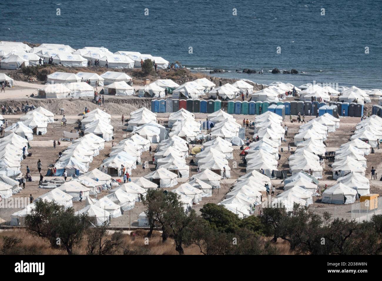 Vue panoramique du nouveau camp de réfugiés temporaire avec tentes. Les camps de réfugiés de Caratepe ou de Mavrovouni construits après l'incendie à Moria accueillent des réfugiés et des migrants, demandeurs d'asile qui ont tous été testés pour la COVID-19 avant d'entrer, fournissant un abri et de la nourriture. L'installation a été construite par le Gouvernement grec, l'Armée hellénique, le HCR et l'Union européenne. Banque D'Images