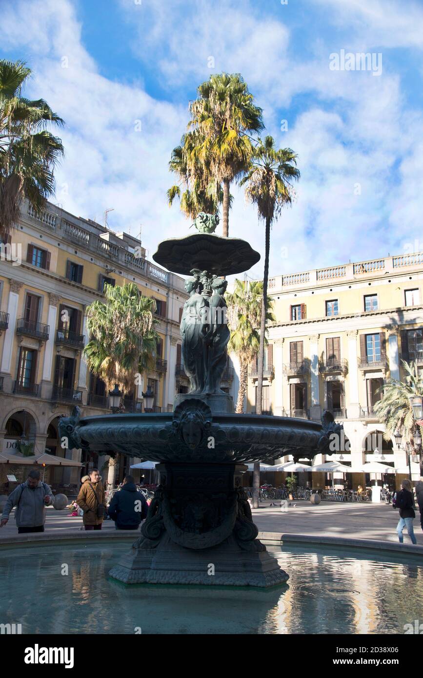 BARCELONE, CATALOGNE / ESPAGNE - 22 JANVIER 2019 : Fontaine de la Plaça Reial, Barcelone, Espagne. Architecte Antoni Rovira i Trias (1876) Banque D'Images