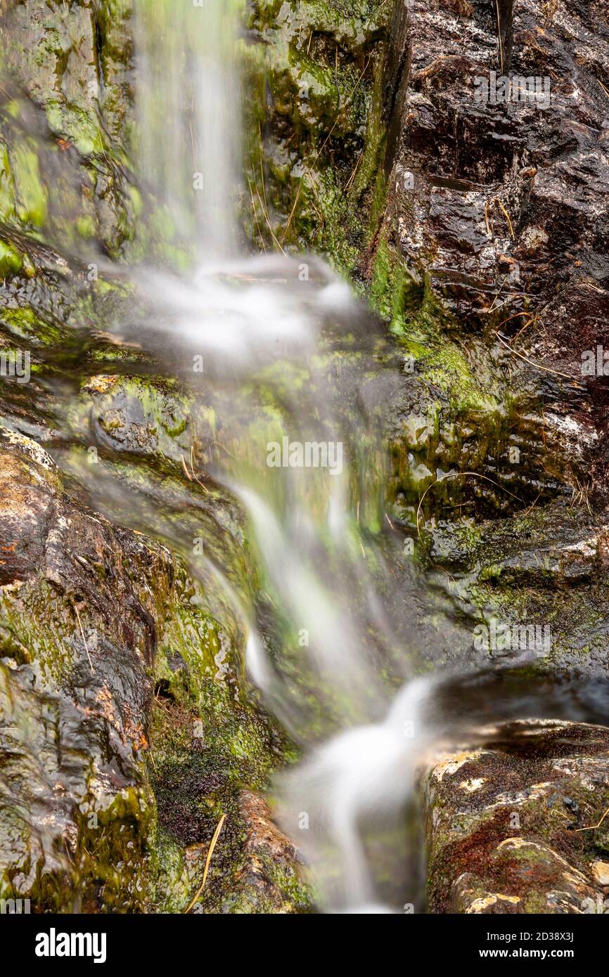 Cascade le long du Watkin Path, Snowdon, Snowdonia, pays de Galles du Nord Banque D'Images