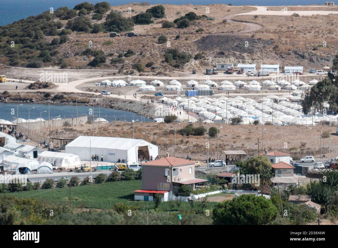 Mytilène, île de Lesbos, Grèce. 26 septembre 2020. Vue panoramique du nouveau camp temporaire de réfugiés avec tentes.les camps de réfugiés de Caratepe ou de Mavrovouni construits après l'incendie à Moria accueillent des réfugiés et des migrants, demandeurs d'asile qui ont tous été testés pour la COVID-19 avant d'entrer, fournissant un abri et de la nourriture. L'installation a été construite par le Gouvernement grec, l'Armée hellénique, le HCR et l'Union européenne. Crédit: Nik Oiko/SOPA Images/ZUMA Wire/Alay Live News Banque D'Images