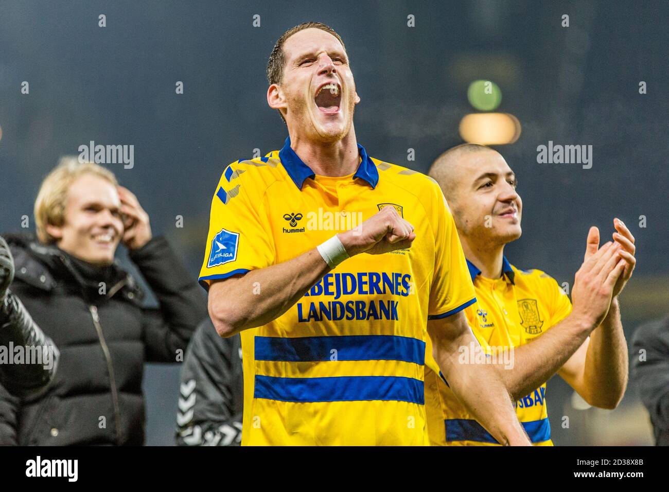 Brondby, Danemark. 09e novembre 2018. Benedikt Rocker de Broendby SI la fête avec les fans après le 3F Superliga match entre Broendby IF et Aarhus GF au stade Brondby. (Crédit photo: Gonzales photo - Thomas Rasmussen). Banque D'Images