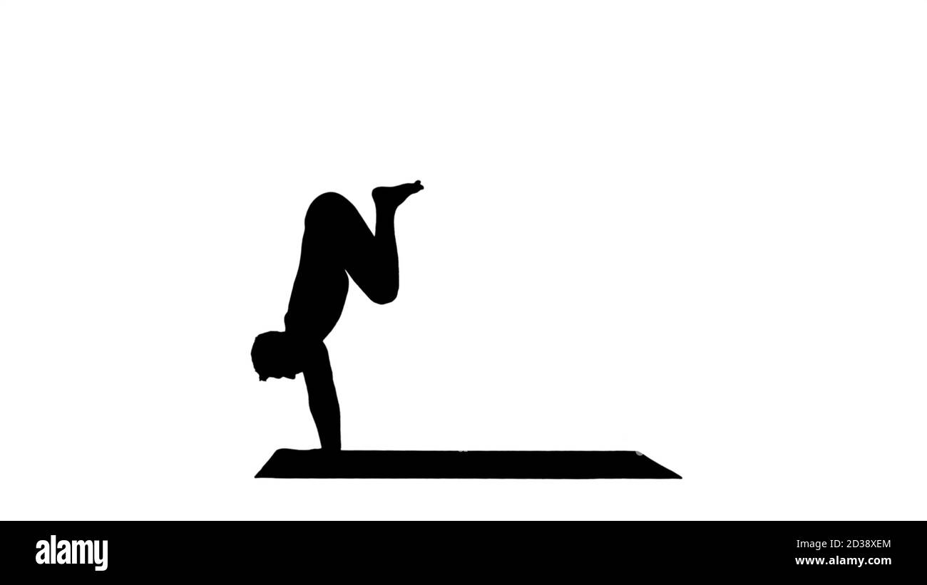 Silhouette jeune homme faisant du yoga. Banque D'Images