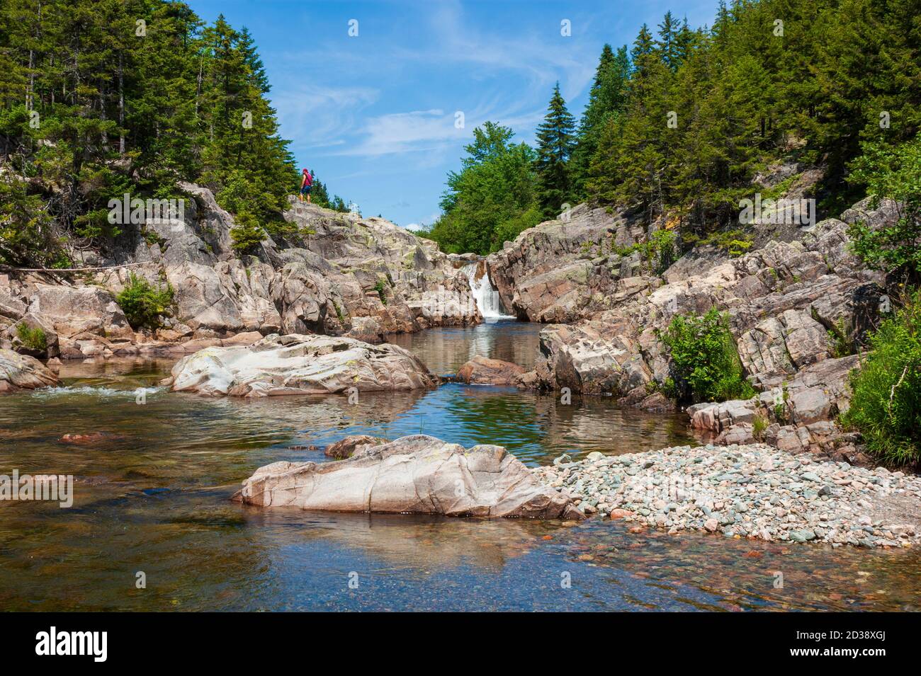 Rivière Broad le long de la piste Moosehorn. Le ruisseau forme de petites cascades et des piscines. Randonneur reposant sur les rives rocheuses. Parc national Fundy, Nouveau-Brunsteran Banque D'Images