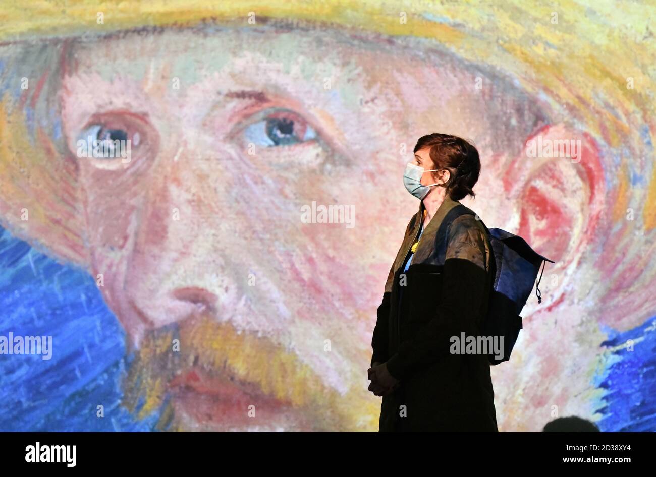 Birmingham, Angleterre, Royaume-Uni. 7 octobre 2020. Un visiteur à l'avant-première de Van Gogh Alive au théâtre de l'hippodrome de Birmingham, Angleterre, Royaume-Uni. L'hippodrome de Birmingham accueille la première britannique de Van Gogh Alive, une expérience d'arts et de divertissement multisensoriels. C'est la première fois que le théâtre est rouvert au public depuis le début de l'isolement cellulaire en mars. La scène et l'auditorium ont été convertis en un immense espace de galerie pour abriter l'exposition. Banque D'Images