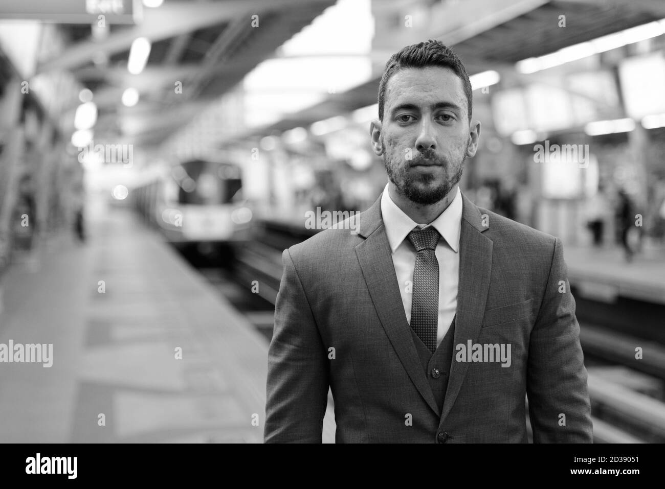 Handsome Young Caucasian businessman at train station à Bangkok en Thaïlande Banque D'Images