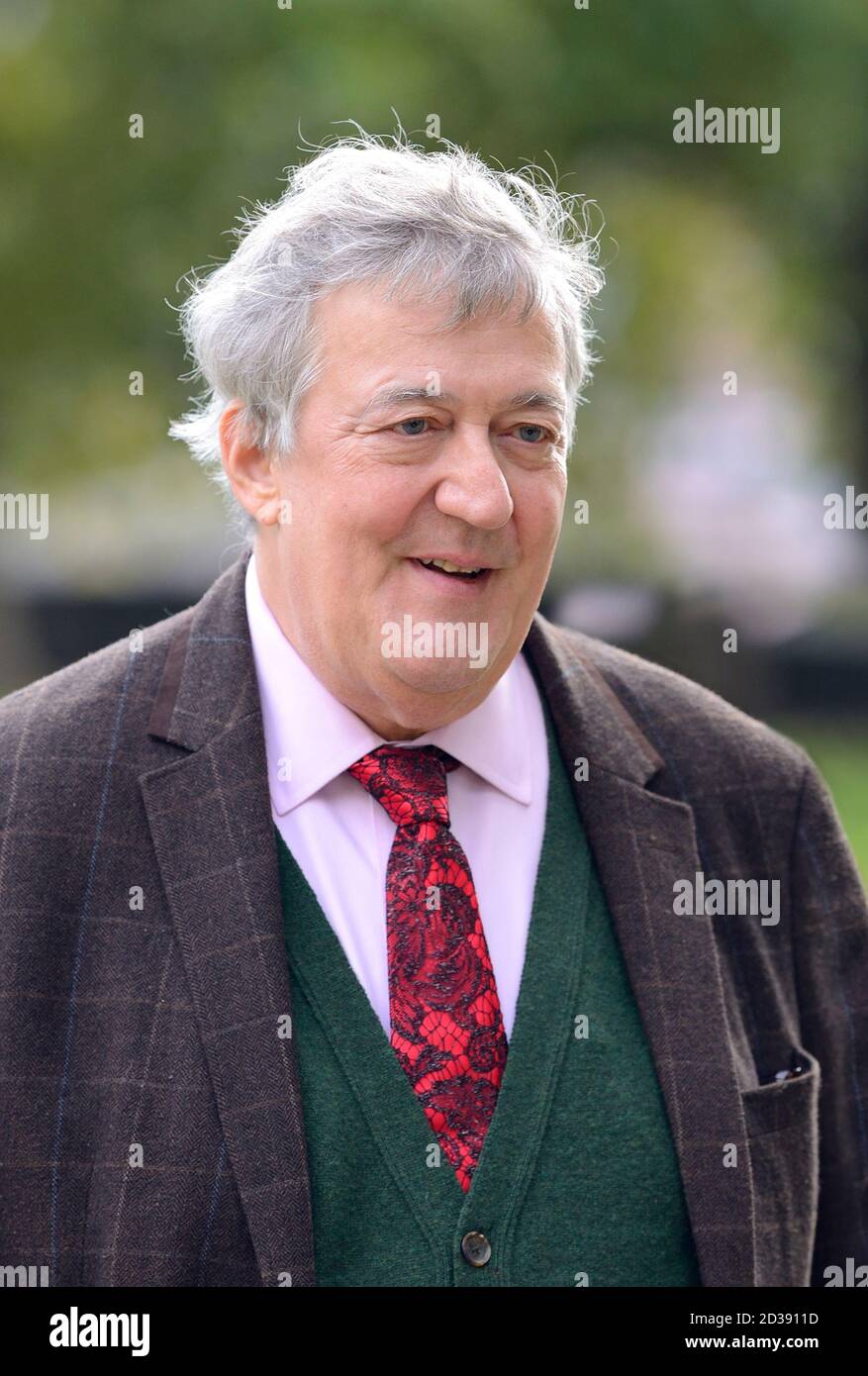 Stephen Fry - acteur, comédien et écrivain - à Westminster après avoir filmé une interview. Octobre 2020 Banque D'Images