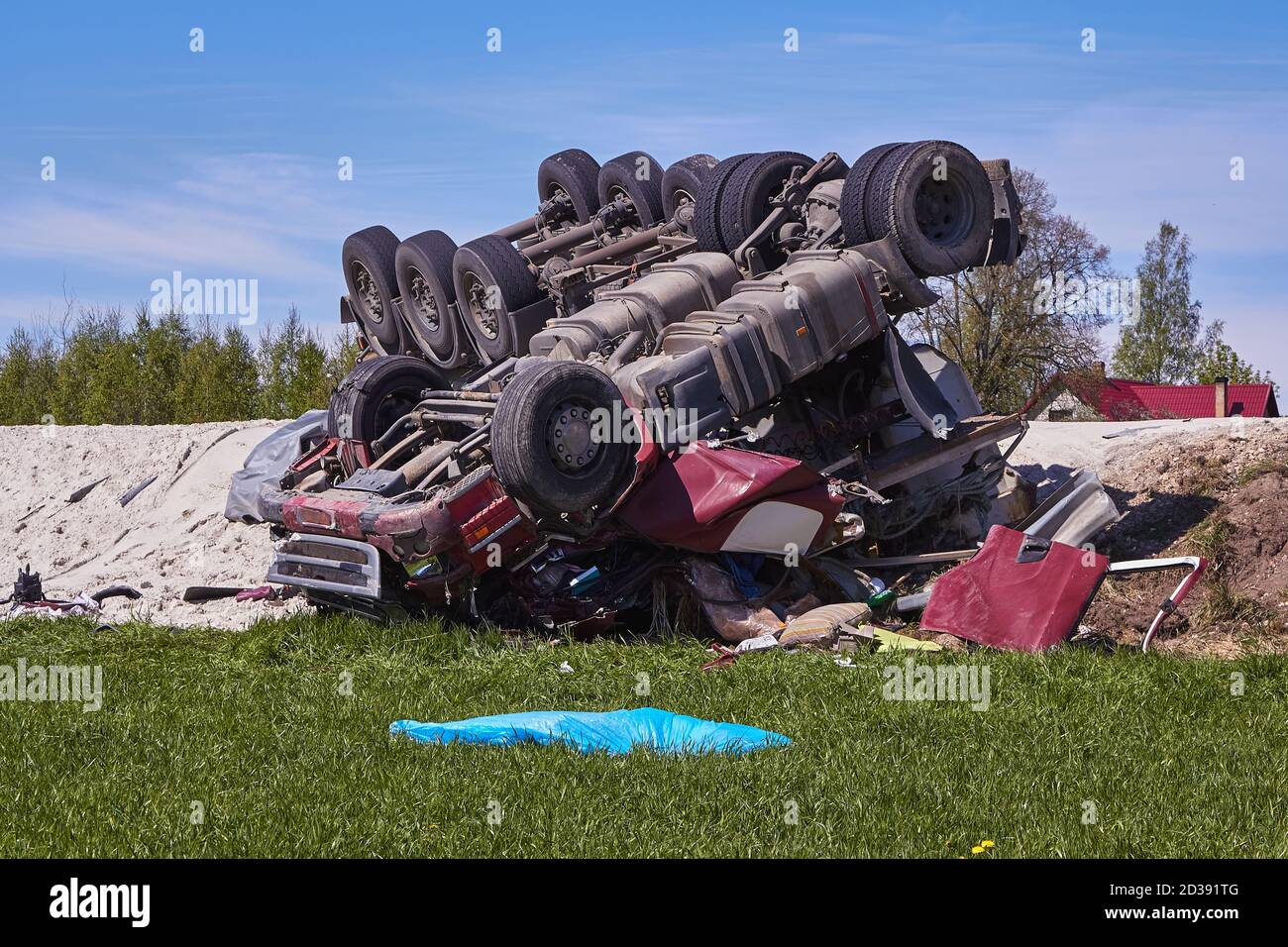 15 mai 2020, Inciems, Lettonie: Accident de voiture en raison de pneus endommagés, le camion a pris la route et a roulé sur le toit, et le conducteur de camion est mort dessus Banque D'Images