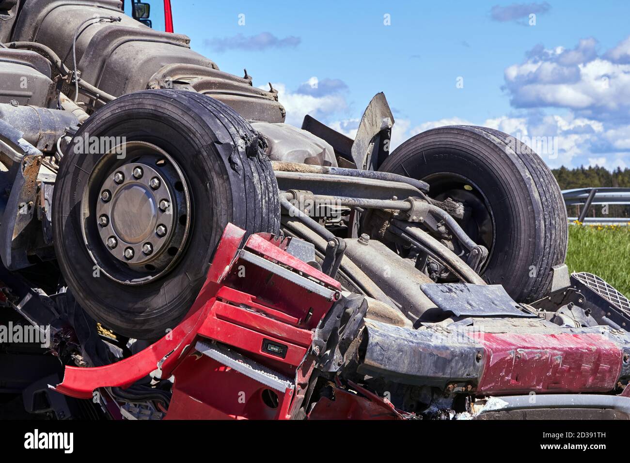 15 mai 2020, Inciems, Lettonie: Accident de voiture en raison de pneus endommagés, le camion a pris la route et a roulé sur le toit, et le conducteur de camion est mort dessus Banque D'Images