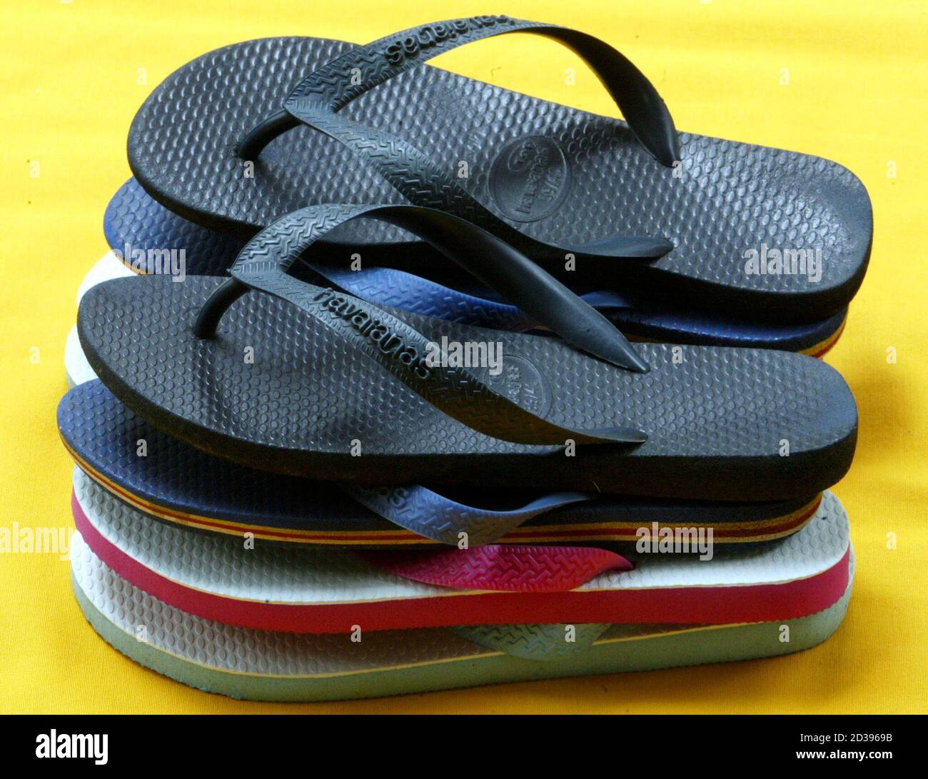 Des paires de sandales populaires de marque brésilienne Havaianas sont  exposées à Sao Paulo, le 18 mars 2003. Grâce à un marketing de grande  qualité, comme le cadeau d'une paire de tongs
