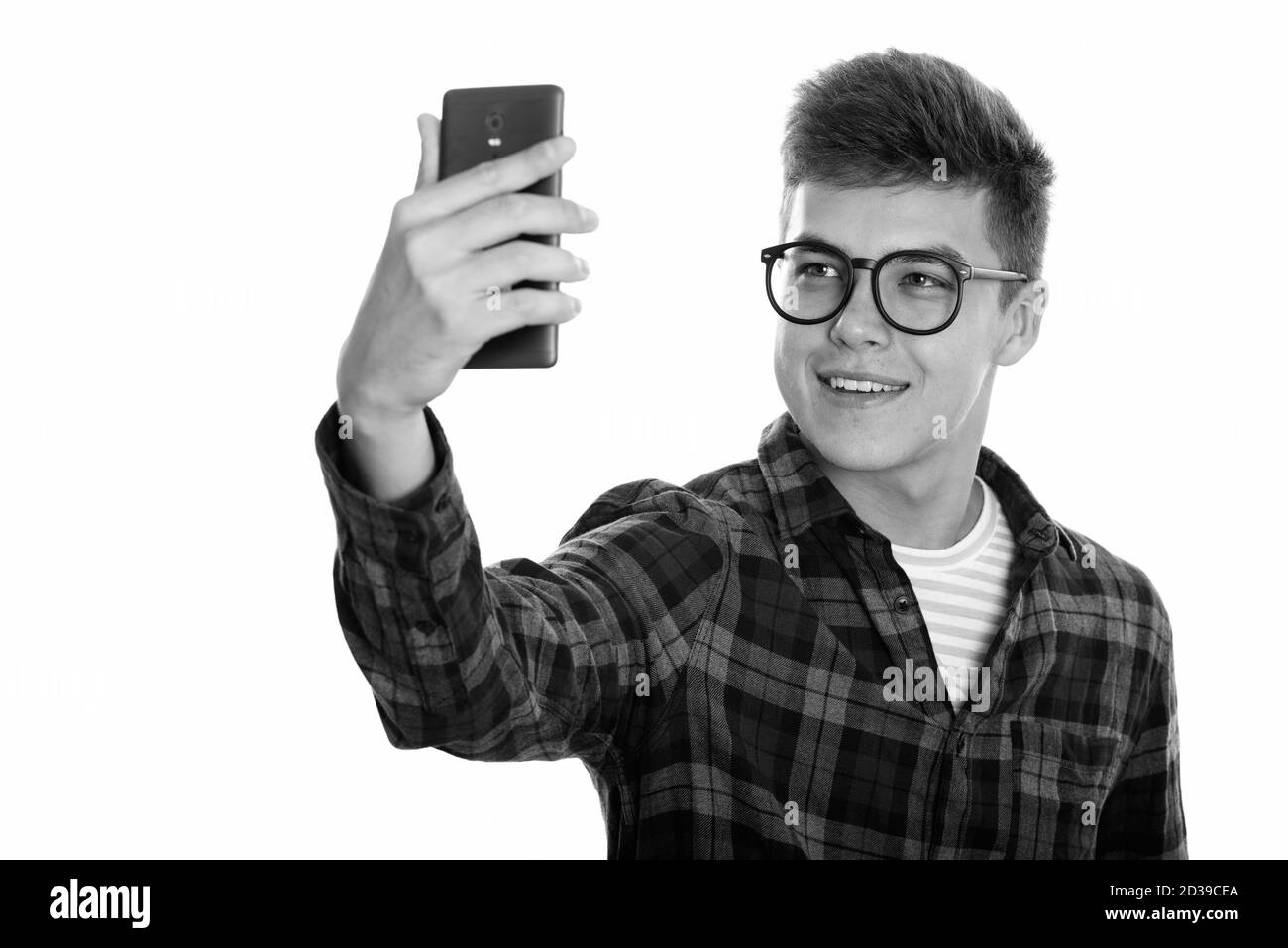 Jeune homme heureux sourire tout en tenant le téléphone mobile photo selfies Banque D'Images