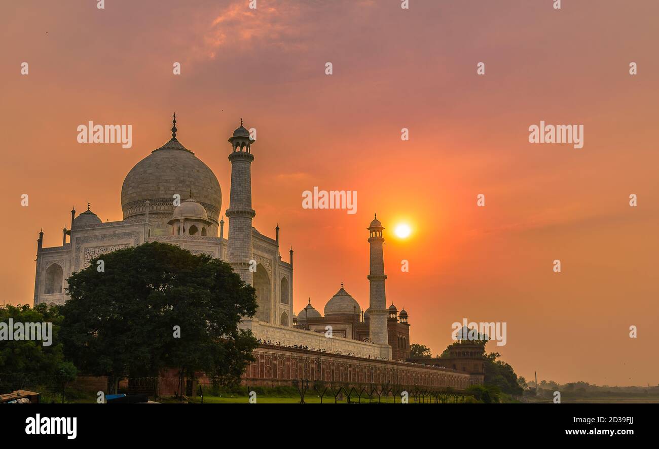 Au moment du coucher du soleil, vue de la rive sud de la rivière Yamuna du Taj Mahal, un mausolée en marbre blanc ivoire dans la ville indienne d'Agra. Banque D'Images