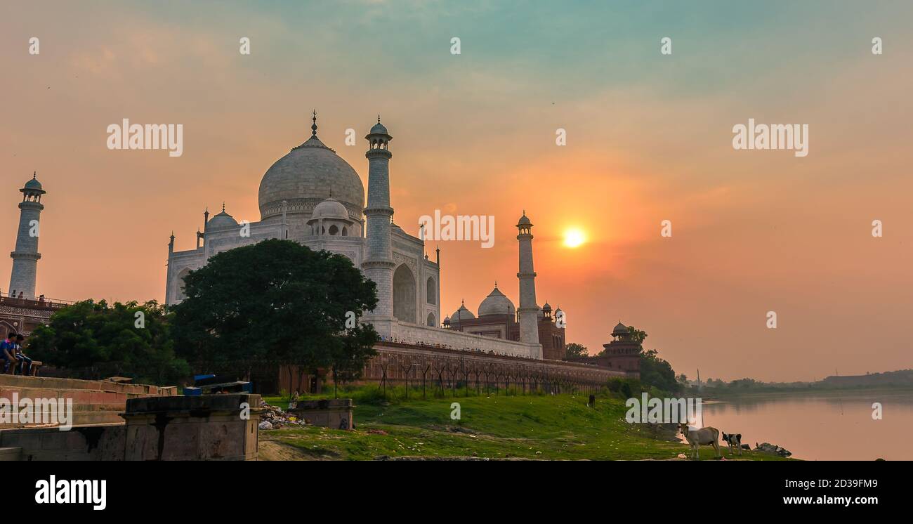 Au moment du coucher du soleil, vue de la rive sud de la rivière Yamuna du Taj Mahal, un mausolée en marbre blanc ivoire dans la ville indienne d'Agra. Banque D'Images