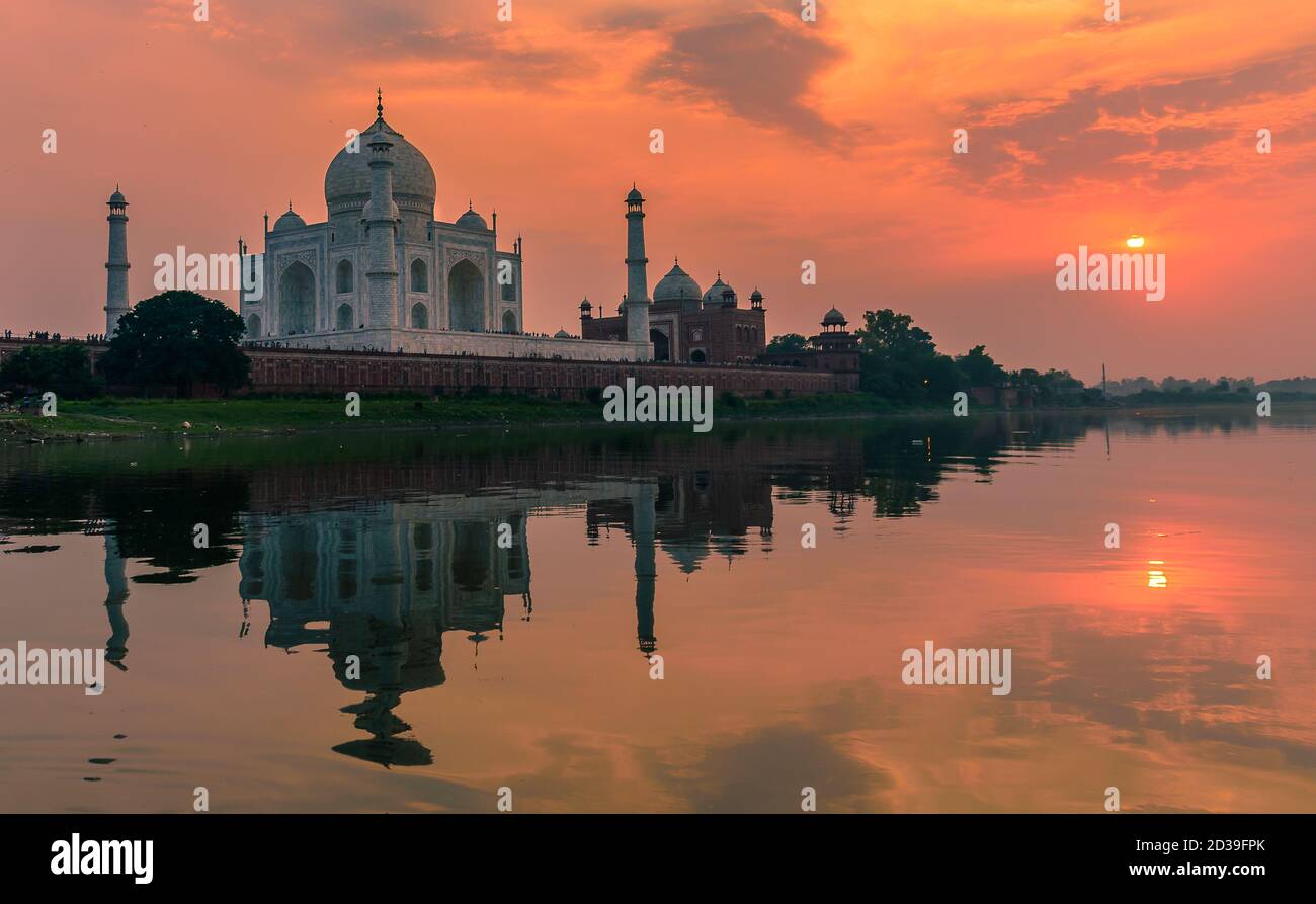 Au moment du coucher du soleil, vue de la rive sud de la rivière Yamuna du Taj Mahal, un mausolée en marbre blanc ivoire dans la ville indienne d'Agra. Banque D'Images