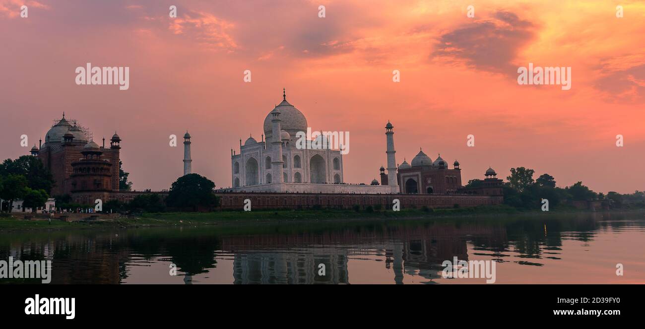 Au moment du coucher du soleil, vue de la rive sud de la rivière Yamuna du Taj Mahal, un mausolée en marbre blanc ivoire dans la ville indienne d'Agra. Banque D'Images