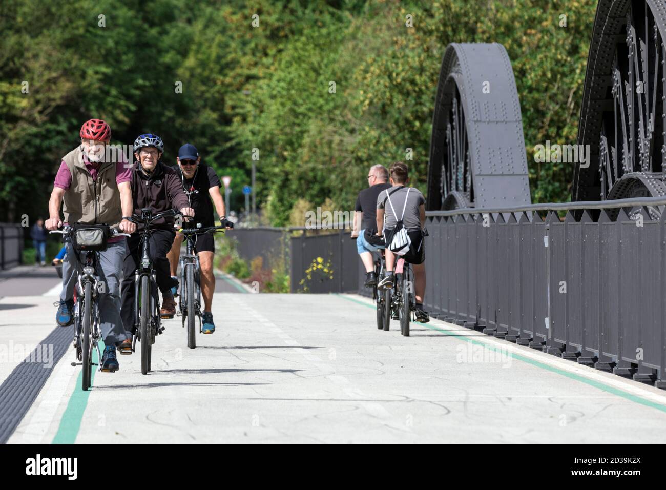 Circulation à vélo sur la route de la Ruhr RS1, ici sur le pont de la Ruhr Mulheim Banque D'Images