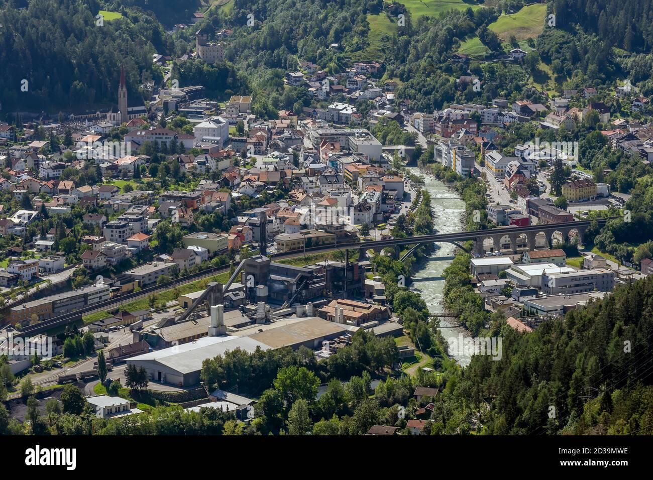 Vue aérienne sur Landeck, l'Autriche et le River Inn par une journée ensoleillée Banque D'Images