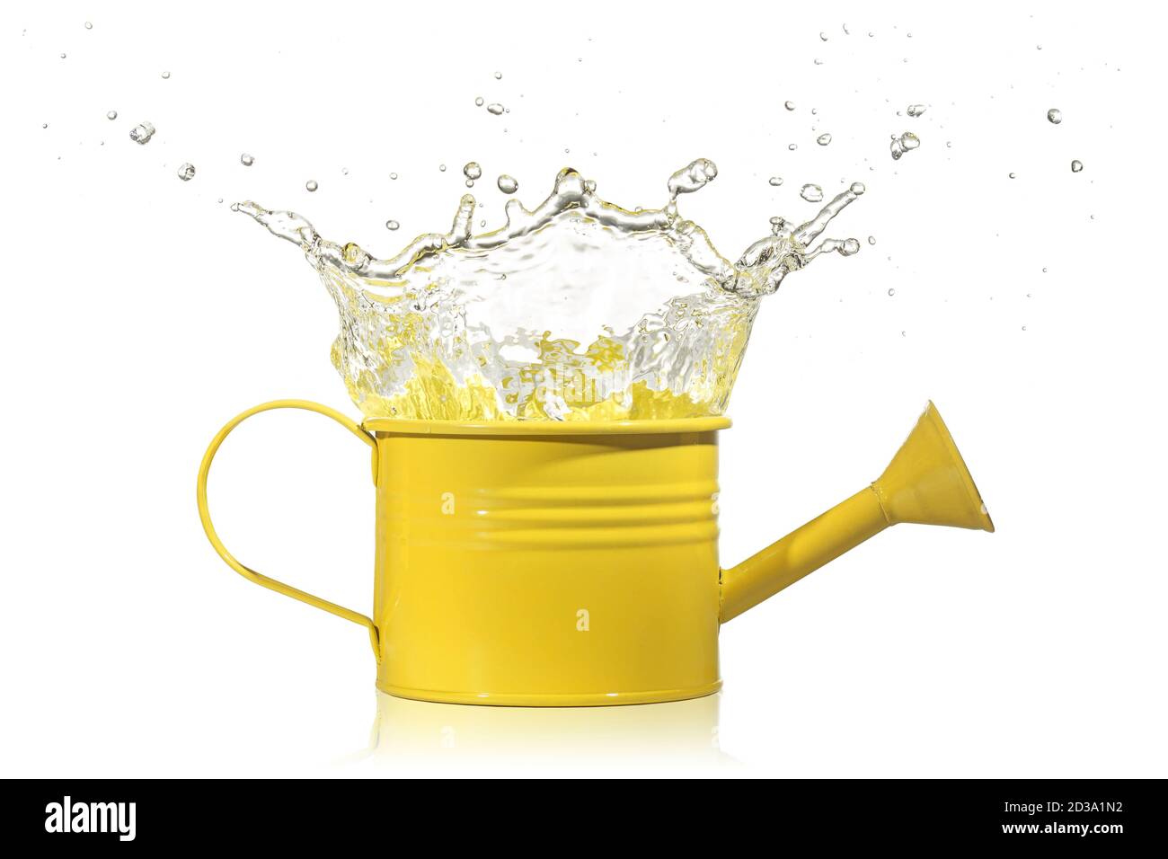 l'eau éclabousse d'un arrosoir jaune Banque D'Images