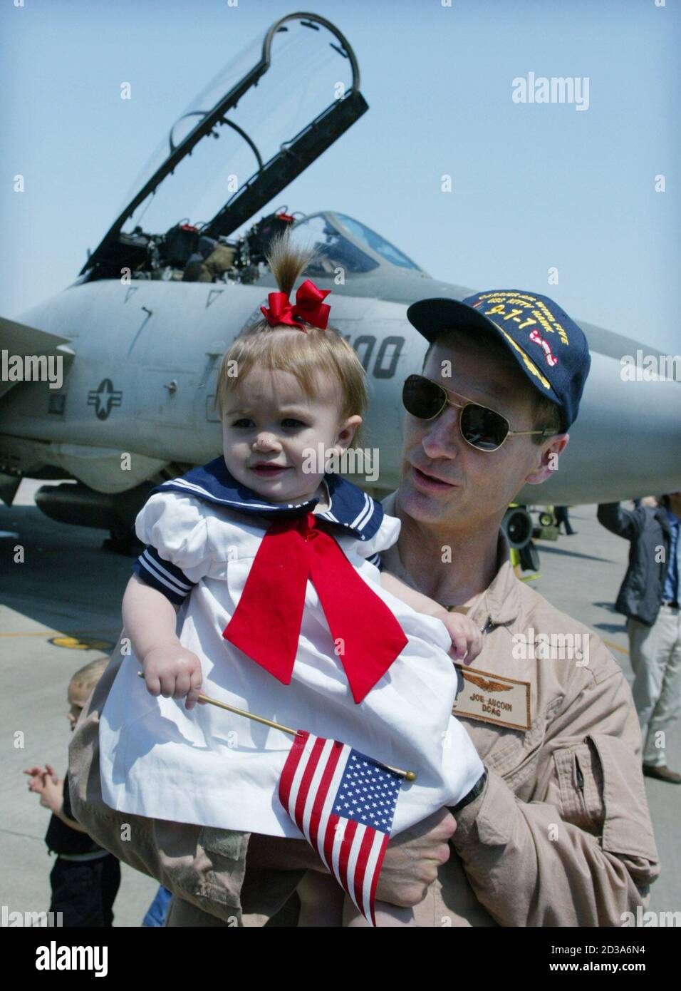 AVION DE L'AILE AÉRIENNE DU TRANSPORTEUR CINQ LE CAPITAINE JOSEPH AUCOIN  TIENT SA FILLE À LA RÉUNION AVEC SA FAMILLE À SON RETOUR À LA BASE AÉRIENNE  NAVALE D'ATSUGI PRÈS DE TOKYO