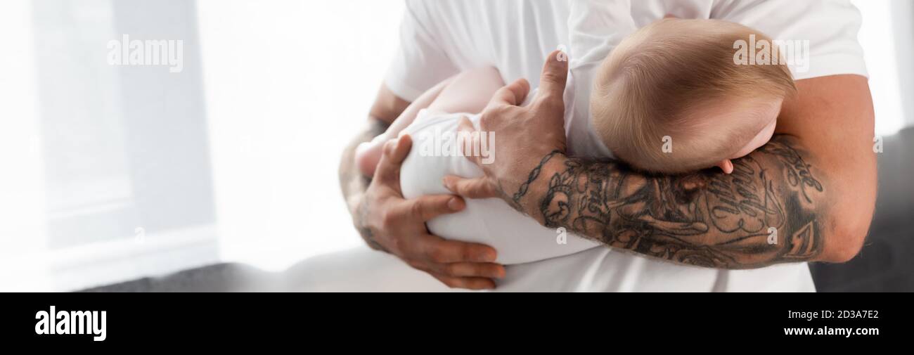 Garcon Avec Tatouage Banque D Image Et Photos Alamy