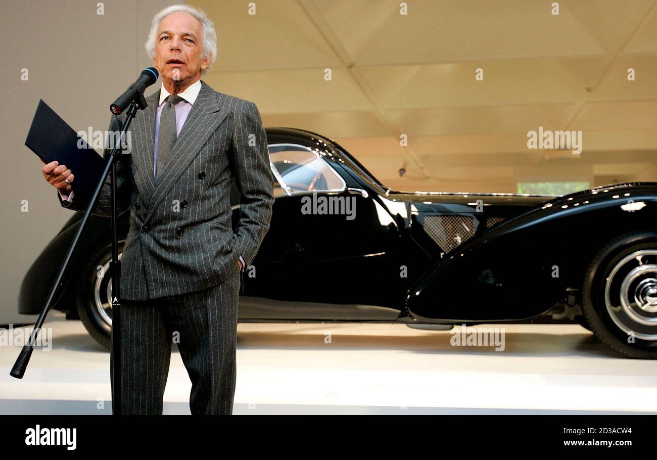 Le couturier Ralph Lauren se tient devant son coupé Bugatti Type 57SC  Atlantic 1938, alors qu'il dévoile une nouvelle exposition intitulée «  vitesse, style et beauté : voitures de la collection Ralph