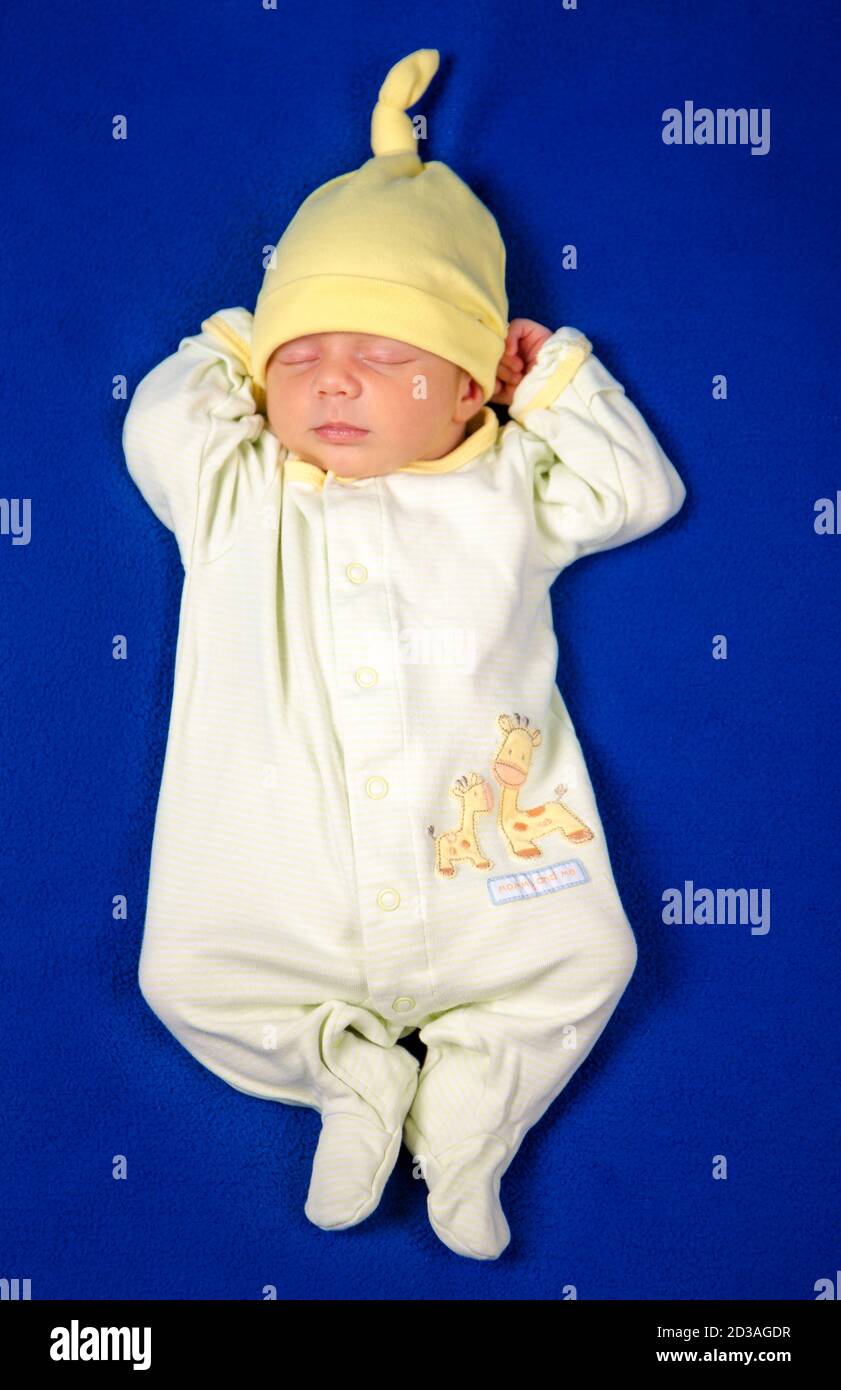 Bebe Agreable Dormant Sur Une Couverture Bleue Garcon En Pyjama Qui Fait Une Sieste Photo Stock Alamy