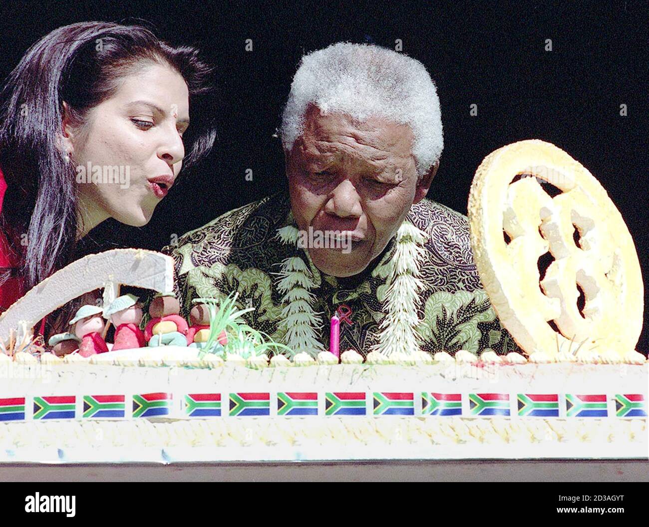 L Ancien President Sud Africain Nelson Mandela Celebre Pour La Deuxieme Fois Son e Anniversaire Avec L Ami De Famille Vaneshree Singh L Aidant A Souffler Les Bougies Au Chatsworth Stadium A Durban Le 22 Juillet L Ancien President Sud Africain Nelson Mandela Celebre Pour La Deuxieme Fois Son e Anniversaire Avec L Ami De Famille Vaneshree Singh L Aidant A Souffler Les Bougies Au Chatsworth Stadium A Durban Le 22 Juillet