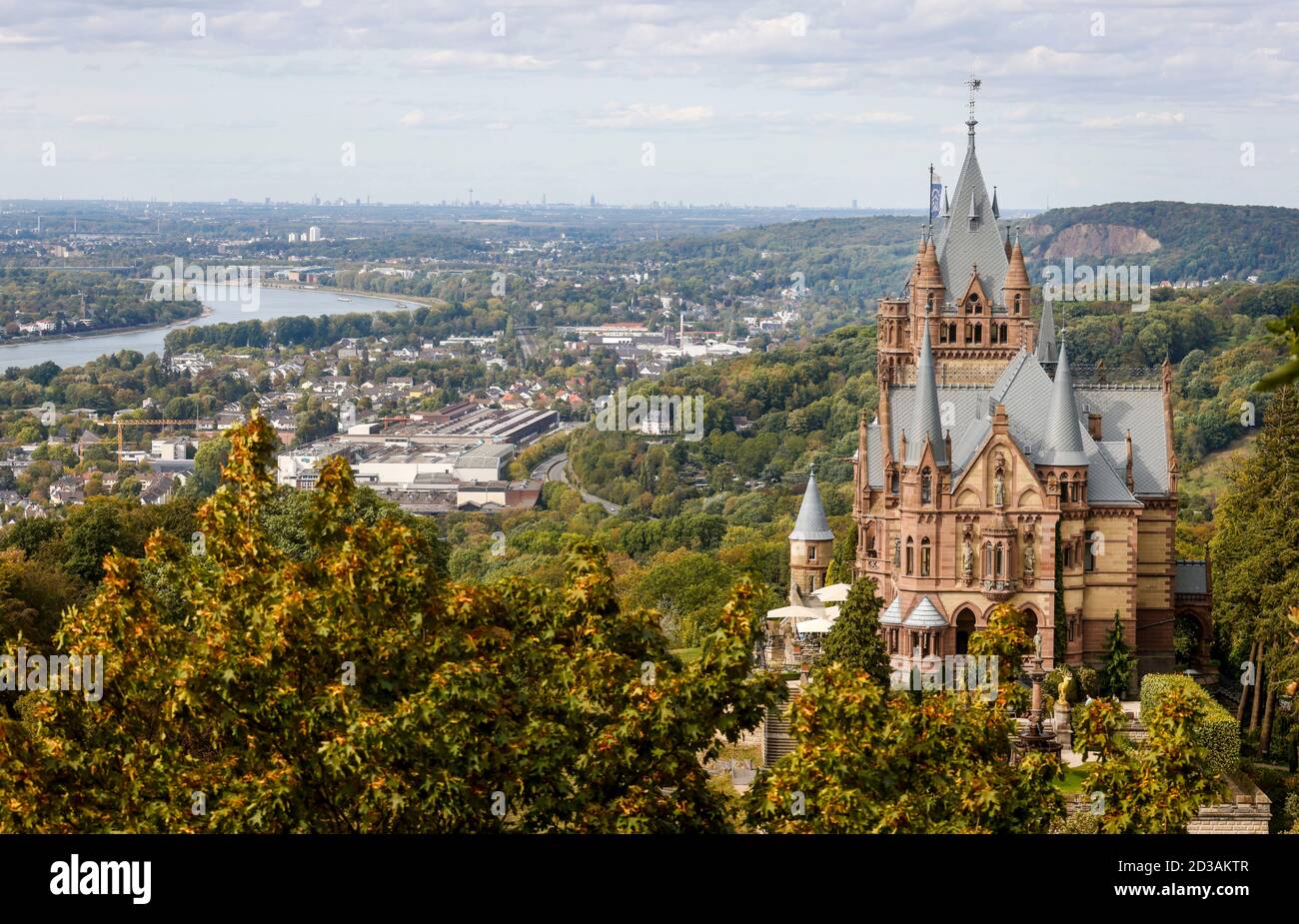 Koenigswinter, Rhénanie-du-Nord-Westphalie, Allemagne - Château de Drachenburg sur les Drachenfels, vue et destination dans le Siebengebirge sur le Rhin. Banque D'Images