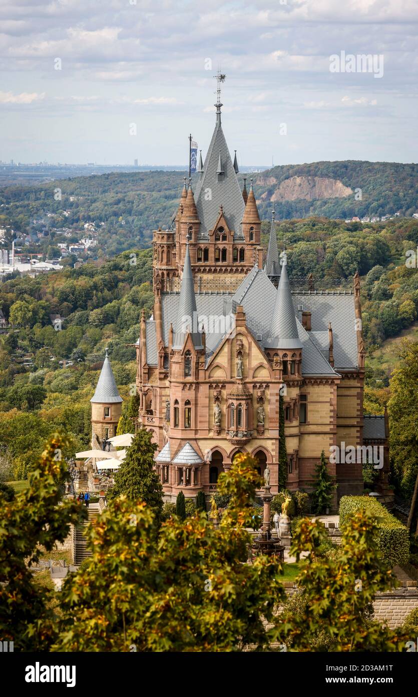 Koenigswinter, Rhénanie-du-Nord-Westphalie, Allemagne - Château de Drachenburg sur les Drachenfels, vue et destination dans le Siebengebirge sur le Rhin. Banque D'Images