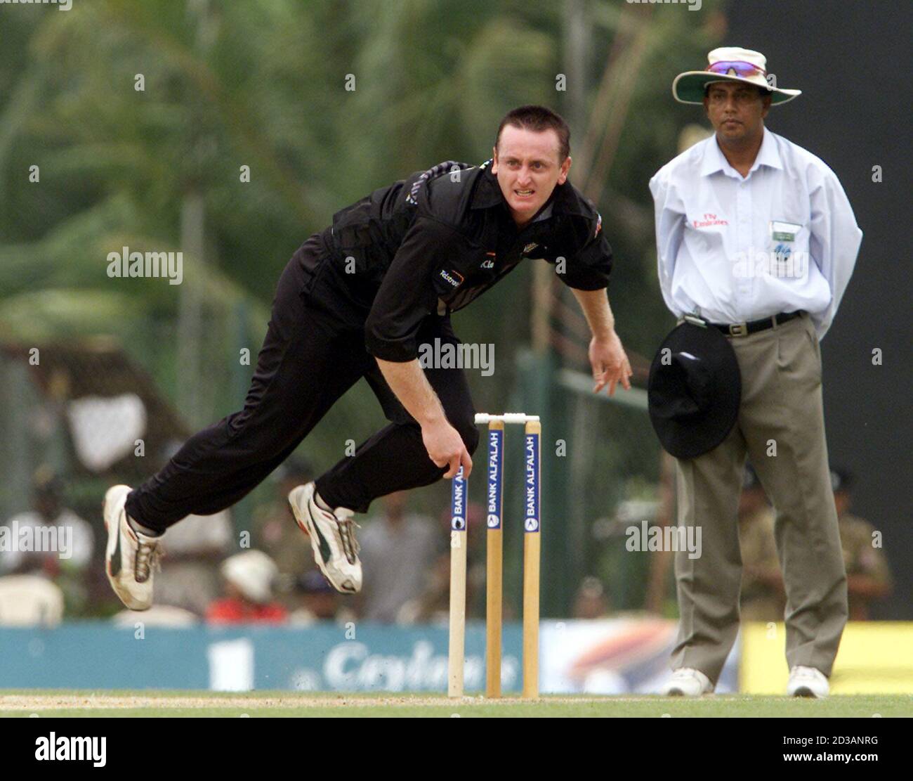 Scott Styris, de la Nouvelle-Zélande, joue le rôle de l'arbitre sri-lankais Asoke de Silva lors d'un match de cricket d'une journée contre le Pakistan à Dambulla, au Sri Lanka, le 11 mai 2003. REUTERS/Anurudha Lokuhapuarachchi AL/CP Banque D'Images